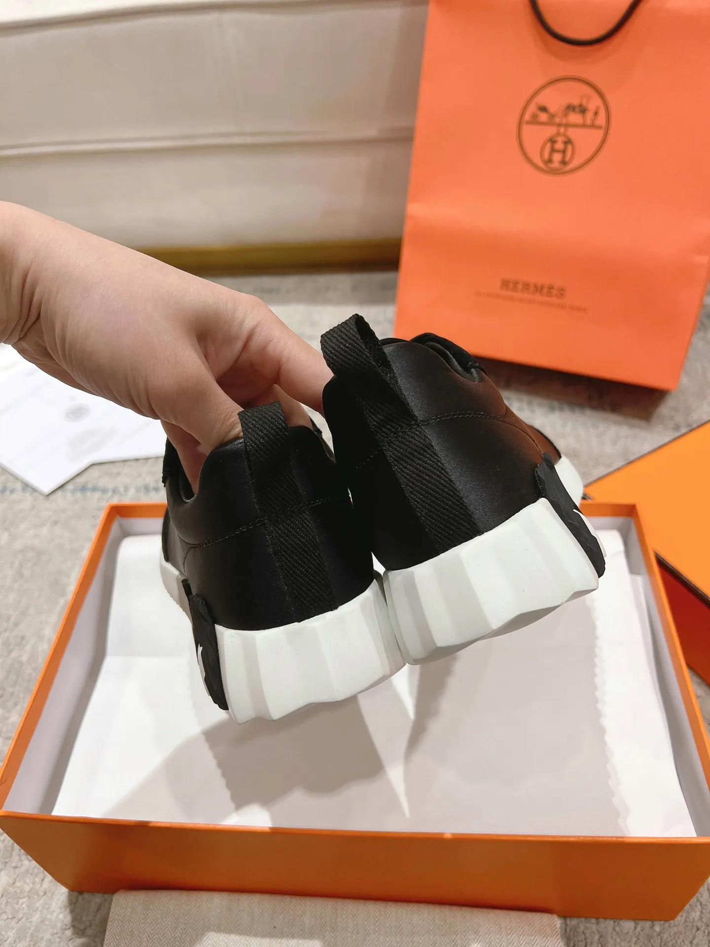 👟👟Ex-factory price 640👟👟 ‼ ️Top version 2024ss Hermès/Hermès new arrival in early autumn, casual shoes for couples👟Color-blocking design MM style, advanced fashion, simple and advanced, casual matching, very light and comfortable on the feet 🔘Upper: suede/cowhide 🔘Inner: sheepskin 🔘Outsole: original PU foam molding outsole 🔘Number of sizes: Women’s size 35-42 (40.41.42, custom made, non-refundable) Men’s size 39-46 (45.46, custom made, non-refundable) 🎁Original exquisite packaging